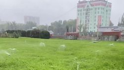 На Площади Победы в дождь работает система полива. Видео