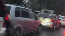 Возле школы №68 на Токтогула машины паркуются в 3 ряда. Ответ мэрии