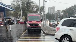 «Спринтер» стоит на тротуаре. Фото «Спринтер» стоит на тротуаре. Фото