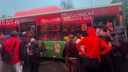 Еще один переполненный автобус в Бишкеке. Фото