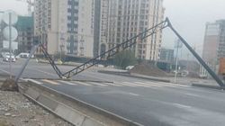 На Жукеева-Пудовкина рухнул ограничитель высоты. Фото
