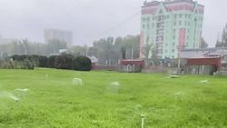 В мэрии рассказали, почему на Площади Победы в дождь работает система полива