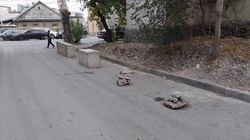 На Суюмбаева часть дороги перекрыта бетонными блоками. Фото