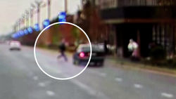 На Айтматова сбили девушку, перебегавшую дорогу в неположенном месте. Видео На Айтматова сбили девушку, перебегавшую дорогу в неположенном месте. Видео