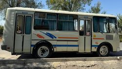 На Малдыбаева стоит автобус с разбитыми окнами. Видео и фото