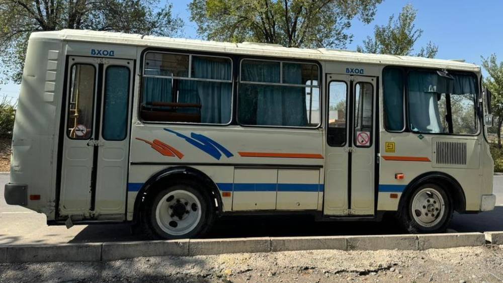 На Малдыбаева стоит автобус с разбитыми окнами. Видео и фото