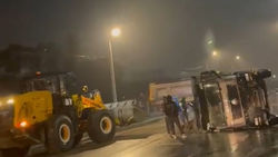 На Токтоналиева перевернулся грузовик. Видео с места аварии На Токтоналиева перевернулся грузовик. Видео с места аварии