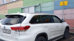 «Хайландер» стоит на месте для инвалидов. Фото «Хайландер» стоит на месте для инвалидов. Фото