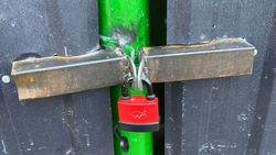 Мусорку по Кокандскому переулку закрыли на замок. Почему? Фото горожанки