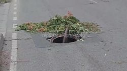 «Бишкекводоканал» заменил люк на дороге по Тоголок Молдо