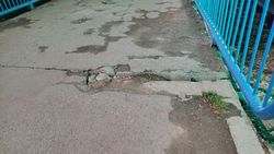На пешеходном мосту по улице Горького появилась большая щель, - горожанин На пешеходном мосту по улице Горького появилась большая щель, - горожанин