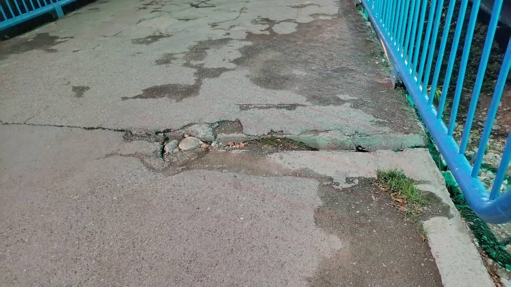 На пешеходном мосту по улице Горького появилась большая щель, - горожанин