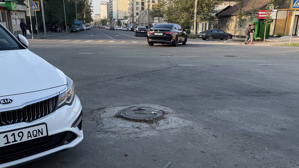По Суюмбаева выше Московской торчат люки из-за отсутствия второго слоя асфальта, - житель