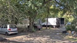 Машины проезжают через тротуар и паркуются в зеленой зоне возле рынка «Сары-Өзөн Дыйкан». Видео горожанина