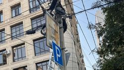 Во время замены опор на Исанова оборвали кабели интернет-провайдеров. Фото горожанина