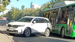 «Киа Соренто» припарковали, перекрыв подъезд к остановке. Фото