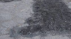 Законно ли во дворе дома в Газгородке разбросали асфальтную крошку. Фото жителя