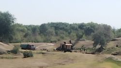 В селе Нижнечуйское копают карьер. Законно ли? Видео горожанина