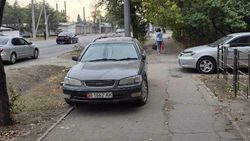 «Камри» припарковали, заехав на тротуар по Льва Толстого. Фото