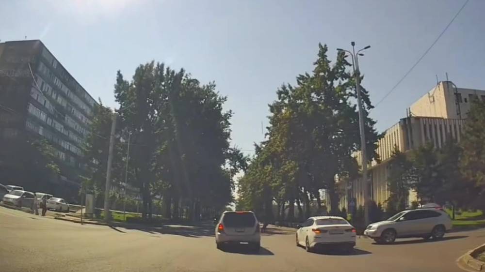 «Субару» едва не сбил доставщика на скутере и пешеходов на «зебре». Видео