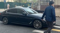 BMW 530 стоит на «зебре». Фото