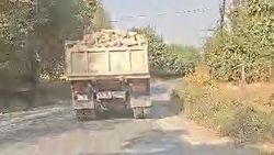 Грузовики портят новый асфальт в Оше. Видео