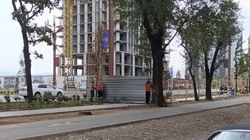 На Айтматова разбирают забор, где должны были строить надземный переход. Почему? Фото горожанина