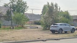 Зеленая зона на Абдрахманова превращается в стихийную парковку. Фото