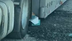 Мусор на дорогу возле «Аю Гранда». Видео