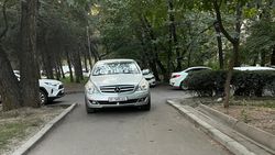 «Мерседес» припарковали на тротуаре. Фото