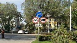 Горожанин просит поменять знак на ул.Сухамлинова. Фото