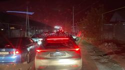 Стоим уже 3 часа. На выезде из Бишкека огромные пробки