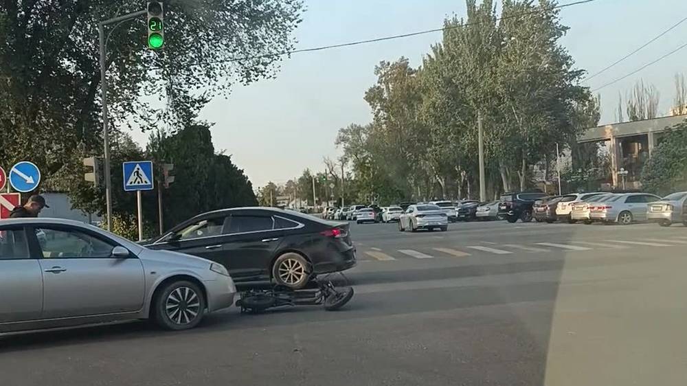 На Ибраимова столкнулись «Ниссан» и электровелосипед. Видео с места аварии