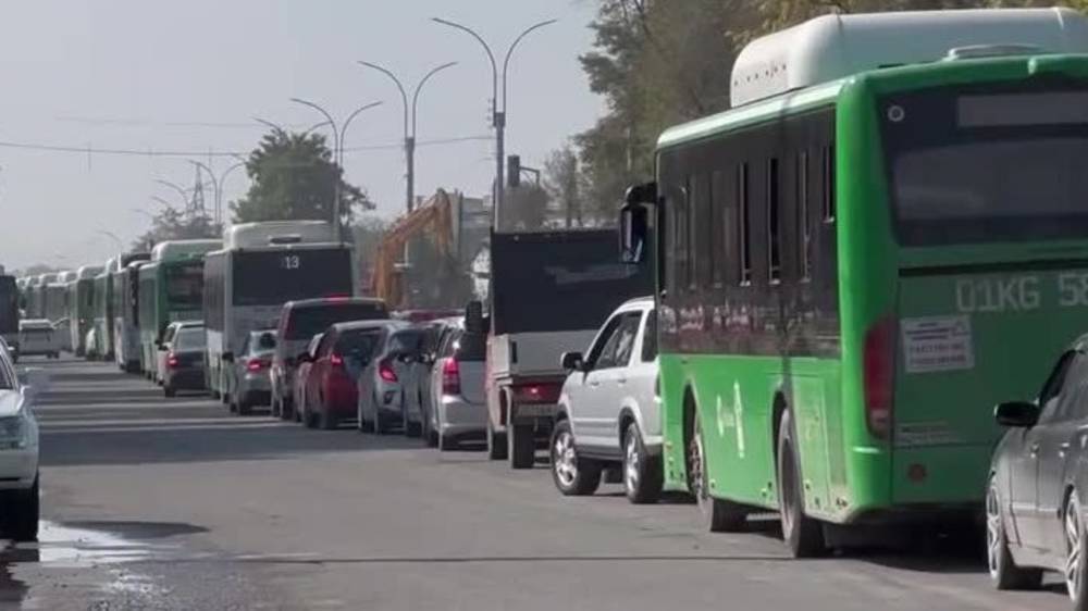 На Дэн Сяопина пробки даже в выходные. Видео