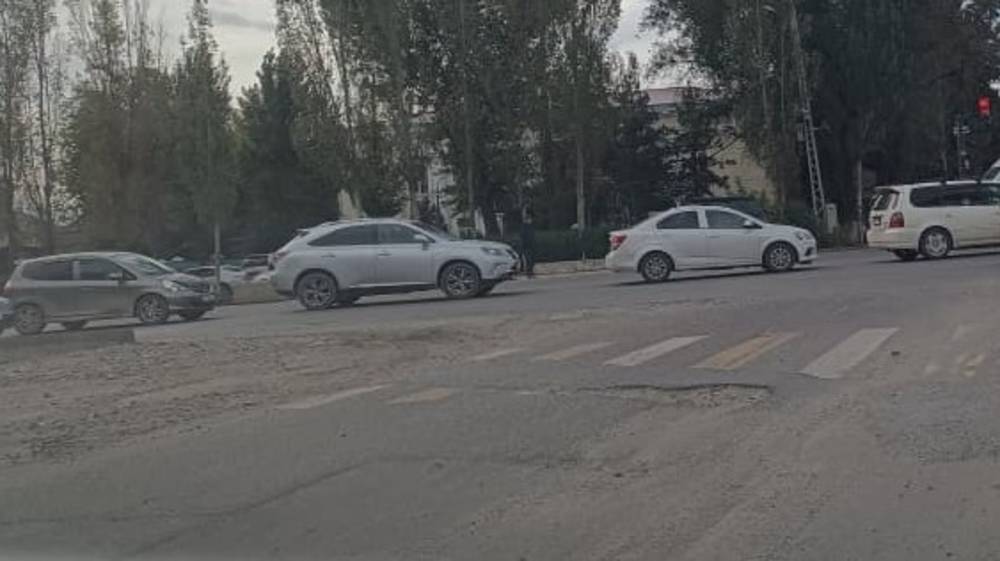 На дороге по Жибек Жолу образовалась яма. Фото