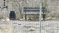 Детская площадка в Арча-Бешике превратилась в свалку. Видео