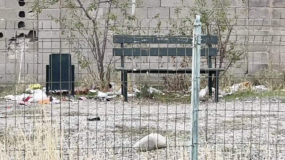 Детская площадка в Арча-Бешике превратилась в свалку. Видео