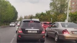 Водитель жалуется на пробки в Новопокровке. Фото Водитель жалуется на пробки в Новопокровке. Фото