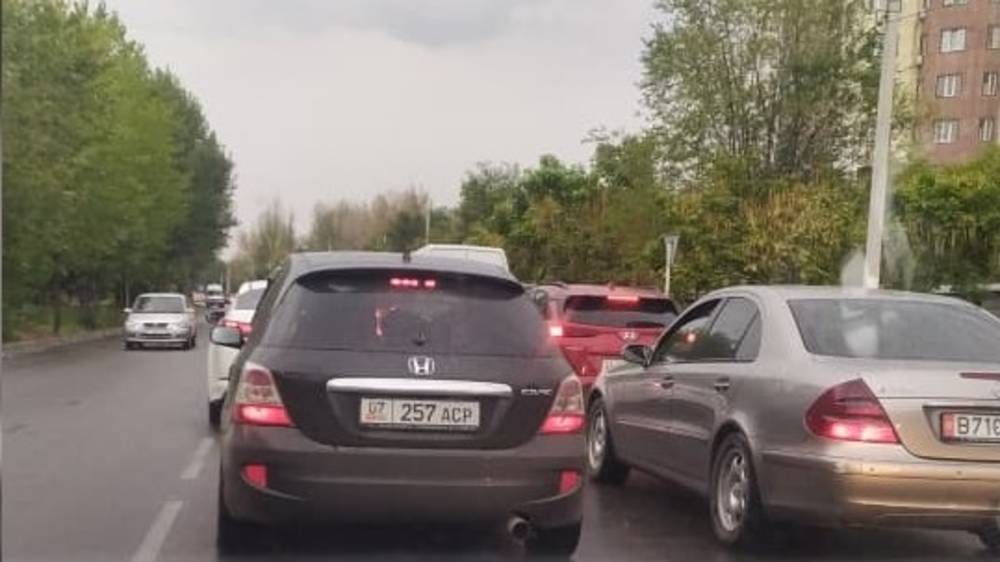 Водитель жалуется на пробки в Новопокровке. Фото