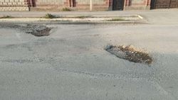 Ямы на дороге по улице Учкун. Фото