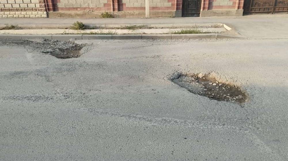 Ямы на дороге по улице Учкун. Фото