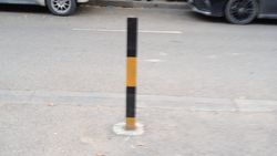 Законно ли установили металлические столбики в мкр Көк-Жар? Фото горожанина