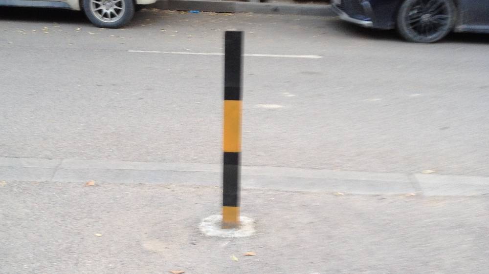 Законно ли установили металлические столбики в мкр Көк-Жар? Фото горожанина