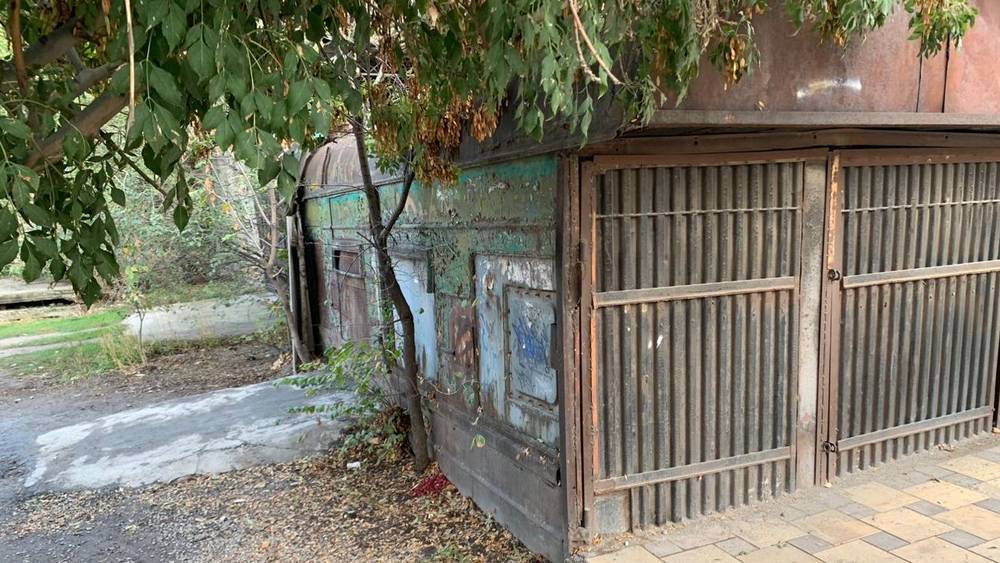 Мэрия не смогла выяснить, почему из контейнера на Репина воняет. Видео