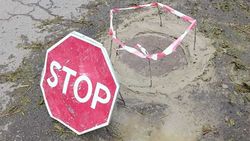 «Бишкекводоканал» заменин люк на Тоголок Молдо. Фото мэрии