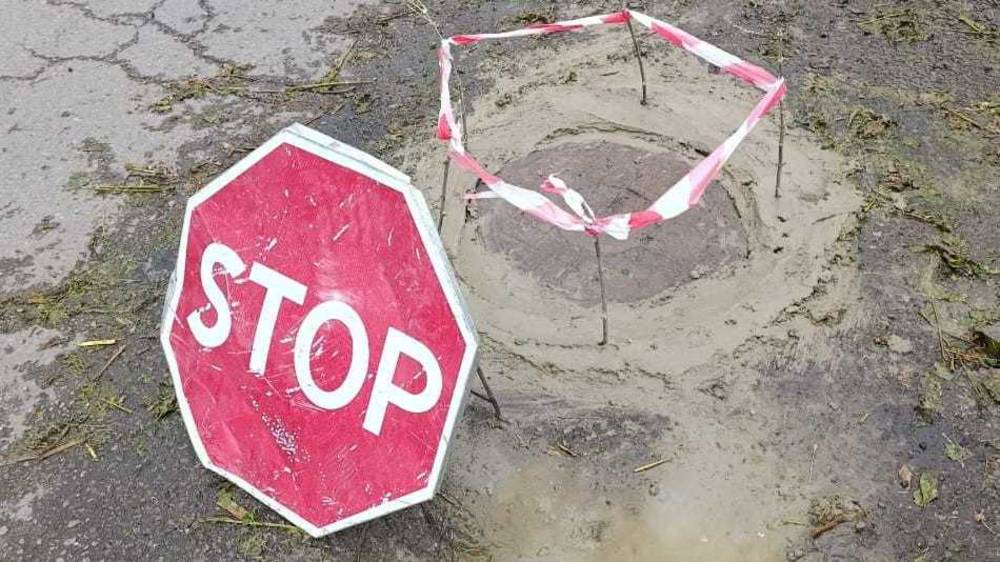 «Бишкекводоканал» заменин люк на Тоголок Молдо. Фото мэрии