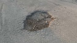 Житель Свердловского района жалуется на ямы на дорогах. Фото Житель Свердловского района жалуется на ямы на дорогах. Фото