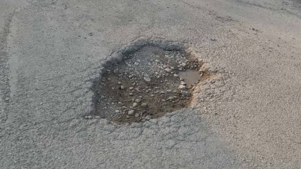 Житель Свердловского района жалуется на ямы на дорогах. Фото