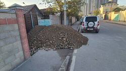 Тротуар на Кривоносова завален грунтом. Фото Тротуар на Кривоносова завален грунтом. Фото