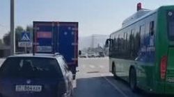 Автобус №203 поворачивает со второй полосы. Видео